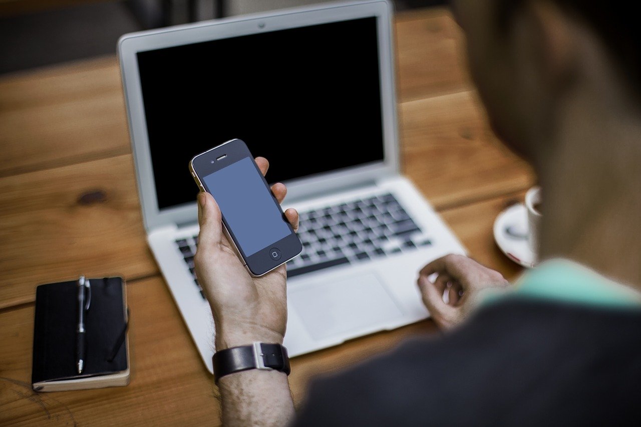 blogger, cellphone, office